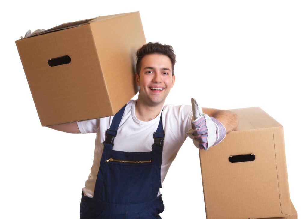 Mitarbeiter eines Entrümpelungsdienstes trägt Kartons und zeigt Daumen hoch bei einem Einsatz in Solingen.