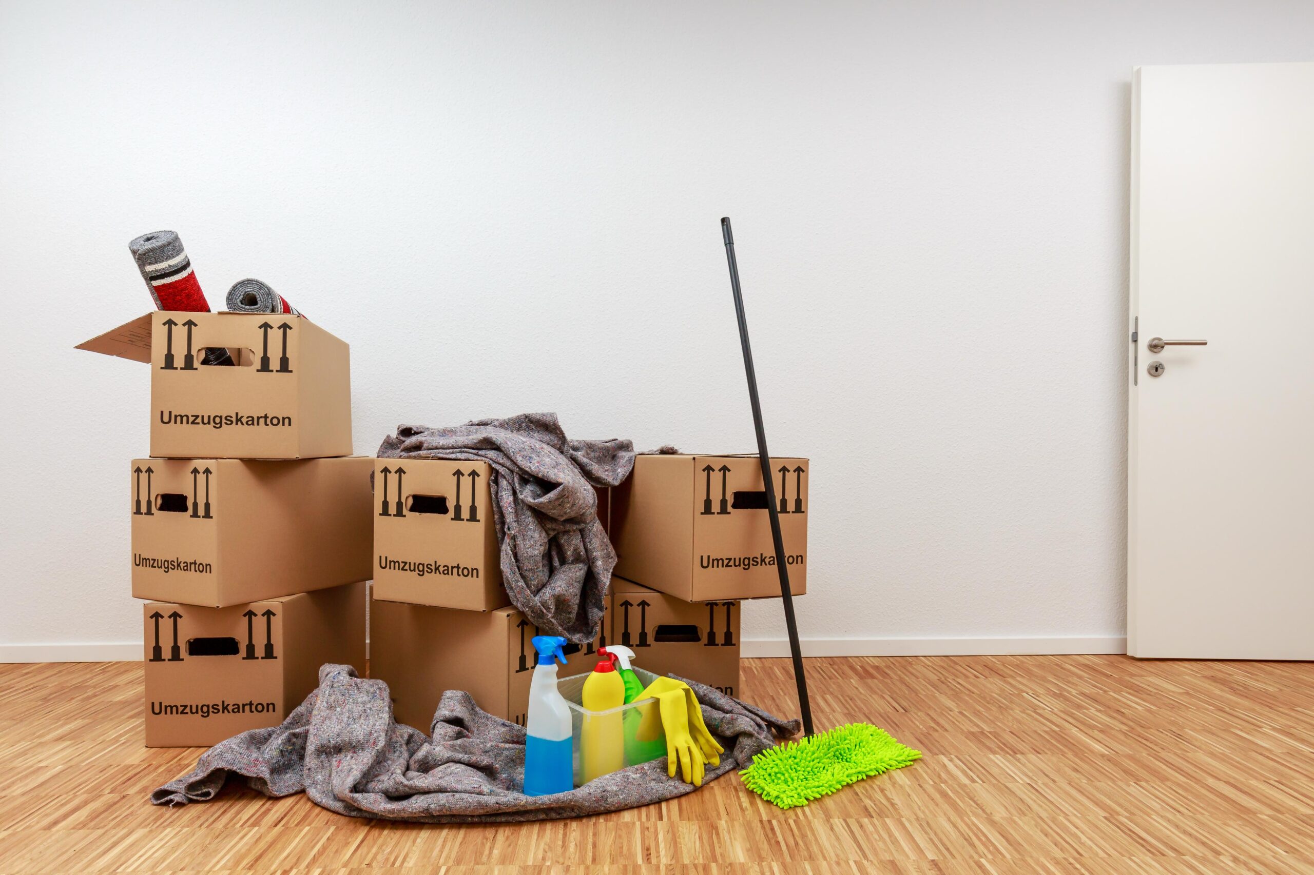 Umzugskartons und Reinigungsutensilien bei einer Firmenauflösung in Solingen nach der Räumung von Büroräumen.
